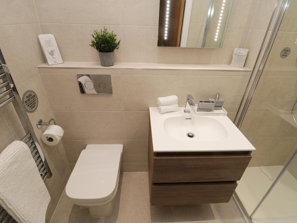 Sapphire Seas Whitby Apartment ภายนอก รูปภาพ
